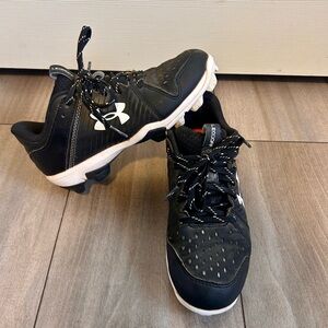 Under Armour Boys Leadoff Low Junior Rubber Molded Baseball Cleat Size 1.5 Youth